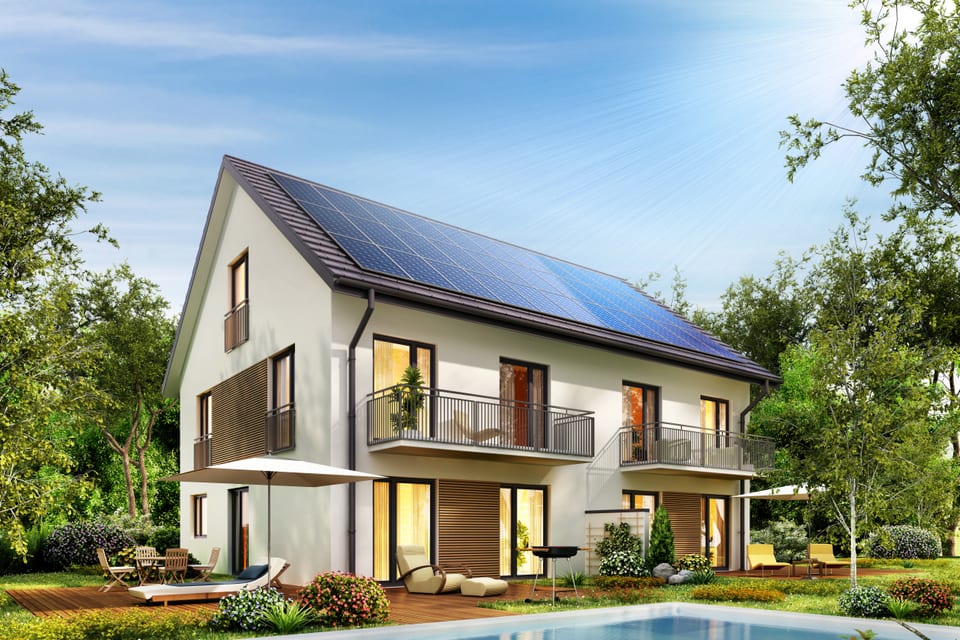 Einfamilienhaus mit Photovoltaikanlage auf dem Dach